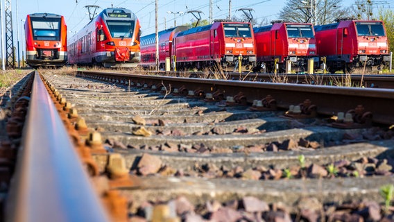 Personenzüge der Deutschen Bahn stehen auf Abstellgleisen am Hauptbahnhof Schwerin. © Jens Büttner/dpa 