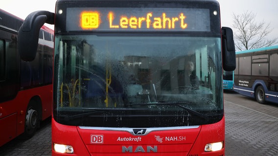 Auf der Anzeige eines Busses auf dem Betriebshof des Verkehrsbetriebs Autokraft in Kiel steht "DB Leerfahrt". © dpa-Bildfunk Foto: Christian Charisius