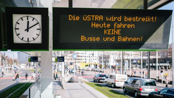 «Die Üstra wird bestreikt! Heute fahren KEINE Busse und Bahnen!» steht auf einer Anzeigentafel der Straßenbahn in der Innenstadt Hannovers. © picture alliance Foto: Ole Spata