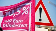 Die Forderung "10,5% - 500 Euro mindestens" steht während eines Warnstreiks von Beschäftigten im öffentlichen Dienst auf einem Banner. © Sebastian Gollnow/dpa 