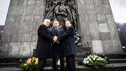 Bundespräsident Frank-Walter Steinmeier (l-r), Andrzej Duda, Präsident von Polen, und Izchak Herzog, Präsident von Israel, stehen bei der Gedenkfeier zum 80. Jahrestag des Aufstandes im Warschauer Ghetto am Platz vor dem Denkmal. © Sandra Steins/Bundesregierung/dpa 