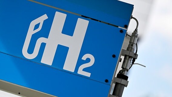 Das H2 - Tankstellen-Logo (Wasserstofftankstelle) auf einer Zapfsäule. © picture alliance Foto: Dwi Anoraganingrum