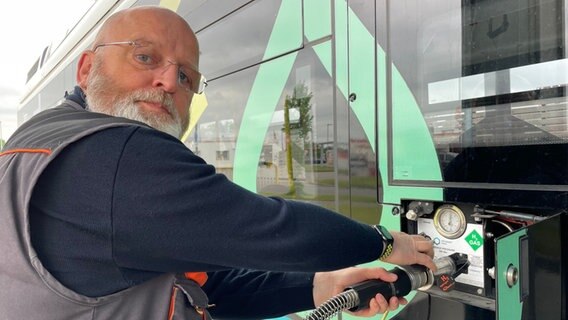 Sven Hensel, Busfahrer Autokraft tankt einen Wasserstoffbus an der Wasserstofftankstelle in Niebüll. © Anna Loll Foto: Anna Loll