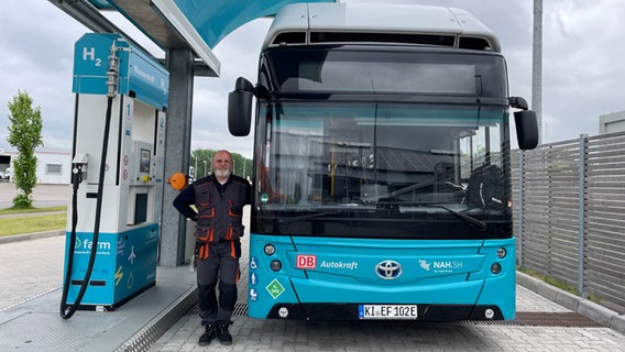 Sven Hensel, Busfahrer Autokraft steht neben einem Wasserstoffbus an der Wasserstofftankstelle in Niebüll. © Anna Loll Foto: Anna Loll