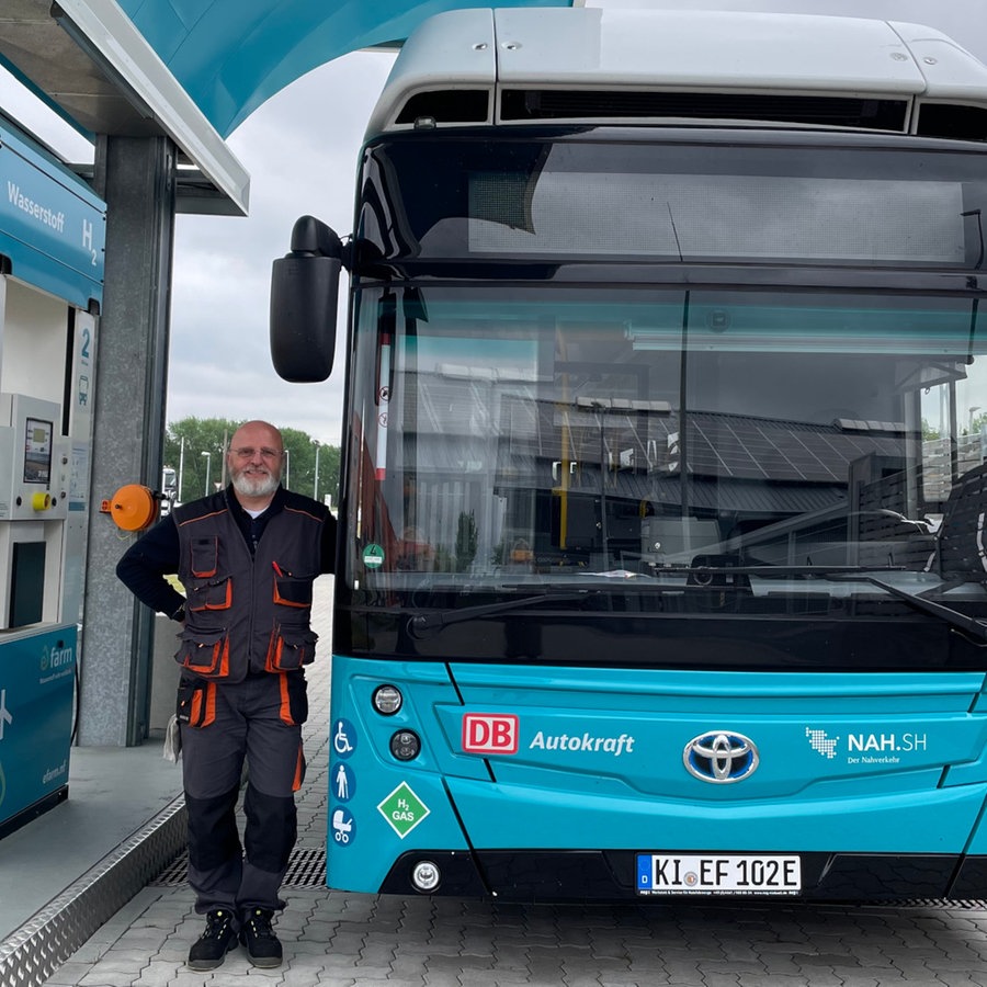 Sven Hensel, Busfahrer Autokraft steht neben einem Wasserstoffbus an der Wasserstofftankstelle in Niebüll. © Anna Loll Foto: Anna Loll