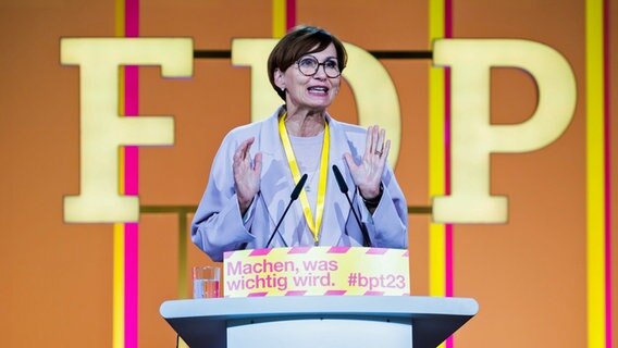 Bettina Stark-Watzinger, Bundesministerin für Bildung und Forschung, spricht beim FDP-Bundesparteitag. © Christoph Soeder/dpa 