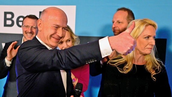 CDU-Spitzenkandidat Kai Wegner freut sich über das gute Ergebnis seiner Partei bei der Wahl in Berlin am 12. Februar 2023. © dpa Foto: Fabian Sommer