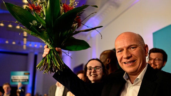 CDU-Spitzenkandidat Kai Wegner freut sich über das gute Ergebnis seiner Partei bei der Wahl in Berlin am 12. Februar 2023. © dpa Foto: Fabian Sommer