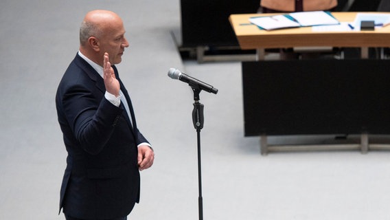 Kai Wegner (CDU), Berlins neuer Regierender Bürgermeister, leistet im Berliner Abgeordnetenhaus seinen Amtseid. © dpa-Bildfunk Foto: Christophe Gateau