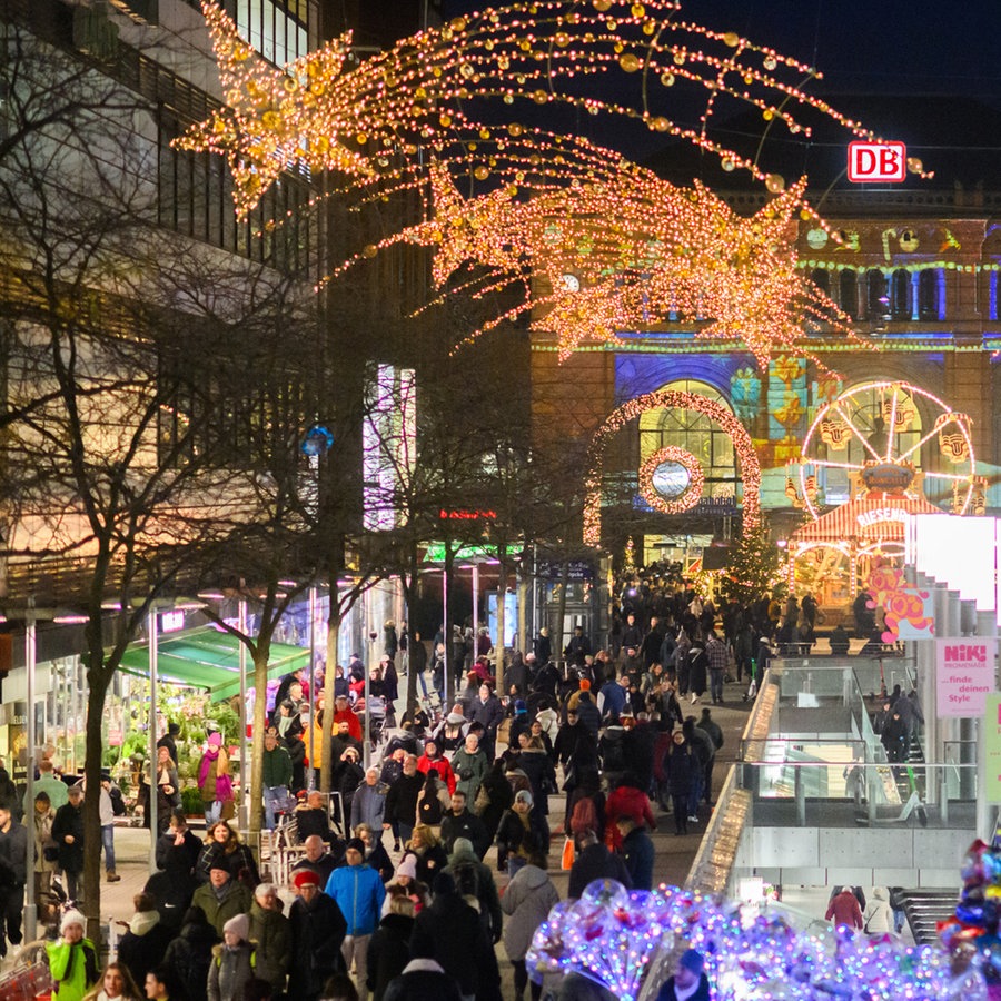 Passanten laufen durch die weihnachtlich geschmückte Innenstadt vor dem Hauptbahnhof in Hannover © picture alliance/dpa Foto: Julian Stratenschulte