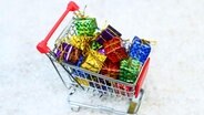 Einkaufswagen mit Geschenken, Themenbild Weihnachts-Shopping © picture alliance / CHROMORANGE Foto:  Christian Ohde