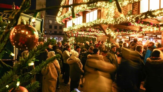 Besucher sind auf dem historischen Weihnachtsmarkt auf dem Rathausmarkt unterwegs. © picture alliance/dpa | Christian Charisius 