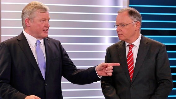 Der Spitzenkandidat der CDU, Bernd Althusmann (l.) und Niedersachsens Ministerpräsident Stephan Weil (SPD) gestikulieren am 15.10.2017 im Fernsehstudio des ZDF für den Wahlabend in Hannover (Niedersachsen). © dpa bildfunk Foto: Christian Charisius