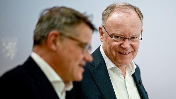 Hessens Regierungschef Boris Rhein (CDU, l.) und Stephan Weil (SPD), Ministerpräsident von Niedersachsen, stehen bei einer Pressekonferenz nebeneinander. © dpa bildfunk Foto: Britta Pedersen