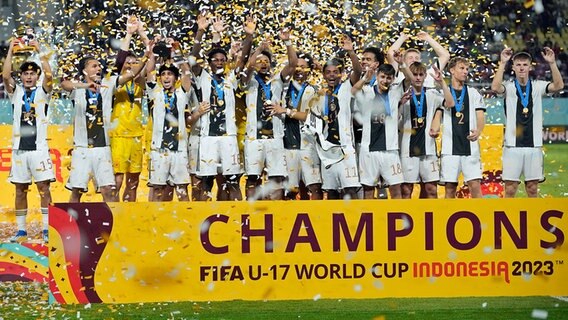Die deutsche Fußball-U17-Nationalmannschaft bei der Siegerehrung nach dem Gewinn des WM-Titels 2023. © dpa bildfunk/AP Foto: Achmad Ibrahim