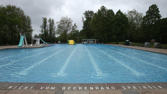 Ein leeres Freibad © dpa-Bildfunk 