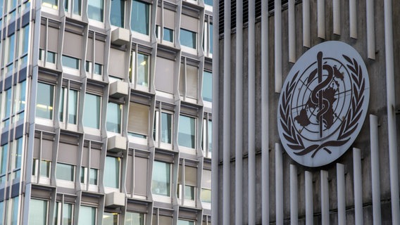 Logo und das Gebäude des Hauptsitzes der Weltgesundheitsorganisation in Genf © dpa-Bildfunk Foto: Salvatore Di Nolfi, KEYSTONE/dpa