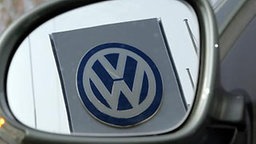 VW-Logo im Rückspiegel eines Autos. (Bild: dpa) © dpa 