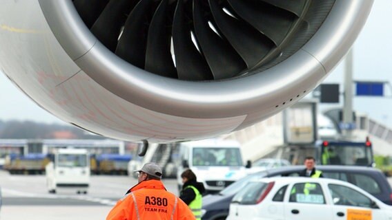 Triebwerk des A 380 und Bodenpersonal © dpa 