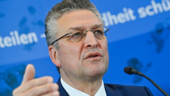 Lothar Wieler, Präsident des Robert Koch-Instituts, bei einer Pressekonferenz © Picture Alliance/ASSOCIATED PRESS Foto: John Macdougall