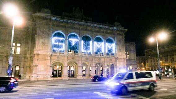Ein Polizeiauto patrouilliert nach Schüssen im Stadtzentrum vor der Wiener Oper. © dpa-Bildfunk Foto: Ronald Zak/AP/dpa
