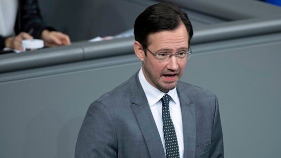 Dirk Wiese (SPD) spricht im Bundestag. © picture alliance / SvenSimon | Malte Ossowski / SVEN SIMON 