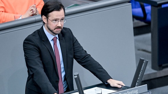 Dirk Wiese (SPD) spricht im April 2024 im Deutschen Bundestag. © picture alliance / dpa Foto: Britta Pedersen