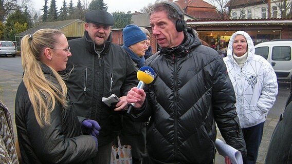 NDR Info Reporter Carsten Vick im Gespräch mit Bürgern in Wietze. © NDR Foto: Kersten Mügge