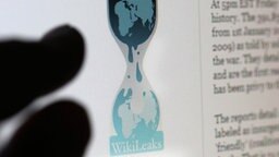 Finger zeigen auf die Internet-Seite von Wikileaks. © dpa Foto: Martin Gerten