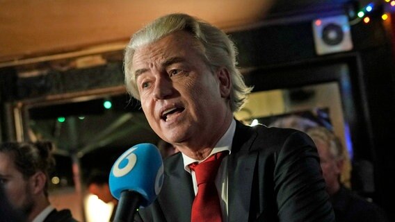 Niederlande, Haag: Geert Wilders, Vorsitzender der Partei für die Freiheit (PVV), beantwortet Fragen der Medien nach der Bekanntgabe der ersten vorläufigen Ergebnisse der Parlamentswahlen. © AP Foto: Peter Dejong