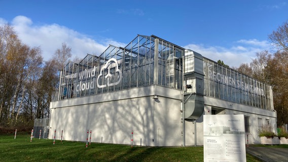 Das Hauptgebäude der Firma Windcloud von außen © NDR Foto: Isabel Lerch