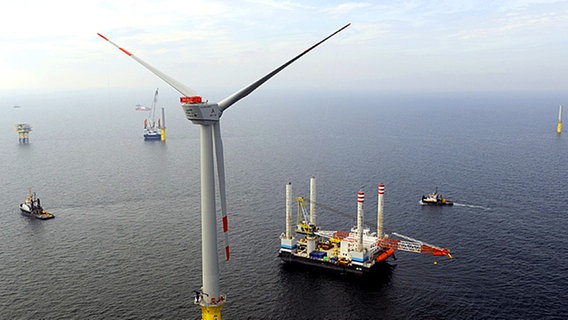 Am 15. Juli 2009 wird die erste Windkraftanlage des Offshore-Windparks alpha ventus in der Nordsee errichtet. © dpa Foto: Ingo Wagner
