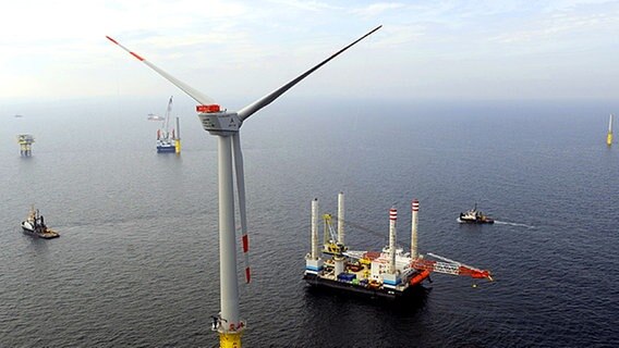 Am 15. Juli 2009 wird die erste Windkraftanlage des Offshore-Windparks alpha ventus in der Nordsee errichtet. Am 15. Juli 2009 wird die erste Windkraftanlage des Offshore-Windparks alpha ventus in der Nordsee errichtet. © dpa Foto: Ingo Wagner