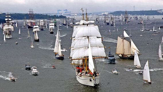 Mit der traditionellen Windjammerparade, angeführt vom deutschen Segelschulschiff "Gorch Fock" erreichte die Kieler Woche am Samstag (28.06.2008) ihren Höhepunkt (Luftbild) © dpa-Bildfunk Foto: Michael Dietrich