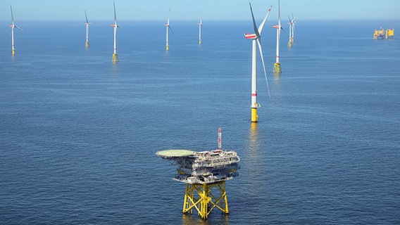 Blick aus einem Hubschrauber auf den Offshore-Windpark Borkum Riffgrund 2 des Energieversorgers Ørsted vor der niedersächsischen Küste. © dpa picture alliance/Niedersächsische Staatskanzlei Foto: Mohssen Assanimoghaddam