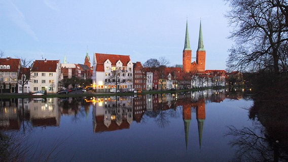 Bei Windstille spiegelt sich der Lübecker Dom in der Trave. © picture-alliance/ dpa Foto: Wolfgang Langenstrassen