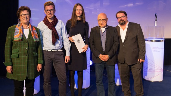 Brigitte Zypries, Kristopher Sell, Pia Lenz, Christoph Lütgert und der Laudator Alfred Holighaus  (v.l.n.r.) © BMWi/Weiss Foto: Weiss