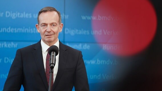 Volker Wissing (FDP), Bundesverkehrsminister, äußert sich auf einer Pressekonferenz zum Klimaschutz-Sofortprogramm für den Verkehrsbereich. © picture alliance/dpa | Jörg Carstensen 