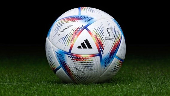 Der offizielle Ball der FIFA Fußball-Weltmeisterschaft 2022 in Katar © picture alliance / Peter Pesti www.worldcupballs.info Foto: Peter Pesti