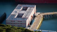 Das Wohnschiff "Bibby Stockholm" liegt am Hafen von Portland. © dpa picture alliance / empics Foto: James Manning