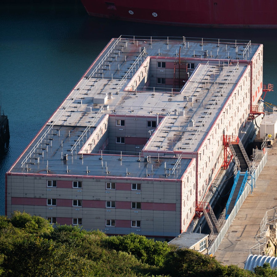 Das Wohnschiff "Bibby Stockholm" liegt am Hafen von Portland. © dpa picture alliance / empics Foto: James Manning