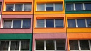 Ein bunt angemaltes Mietshaus © picture alliance Foto: Wolfram Steinberg