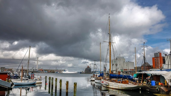 Dark clouds hang over the port of Flensburg.  © dpa-Bildfunk Photo: Frank Molter