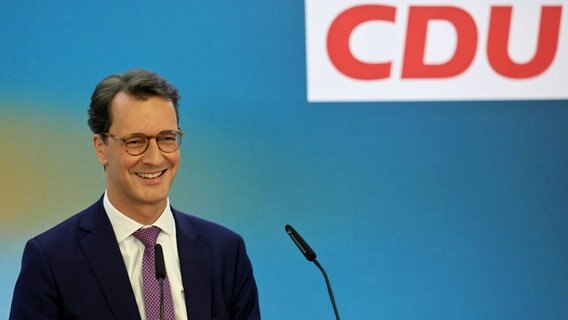 Hendrik Wüst (CDU), Ministerpräsident von Nordrhein-Westfalen, steht bei der Wahlparty seiner Partei in Düsseldorf auf der Bühne. © dpa-Bildfunk 