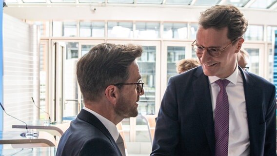 NRW: SPD-Spitzenkandidat Kutschaty gratuliert CDU-Spitzenkandidat Wüst. © dpa-Bildfunk Foto: Boris Roessler