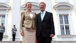 Bundespräsident Christian Wulff und seine Frau Bettina vor dem Schloss Bellevue. © dpa/picture-alliance Foto: Wolfgang Kumm