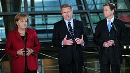 Bundeskanzlerin Angela Merkel (CDU), Niedersachsens Ministerpräsident Christian Wulff (CDU) und FDP-Chef Guido Westerwelle © dpa Foto: Hannibal Hanschke