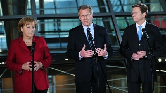 Bundeskanzlerin Angela Merkel (CDU), Niedersachsens Ministerpräsident Christian Wulff (CDU) und FDP-Chef Guido Westerwelle © dpa Foto: Hannibal Hanschke