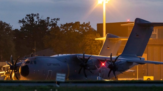 Eine Bundeswehrmaschine des Typs A400M am Fliegerhorst Wunstorf mit Passagieren aus Israel. © picture alliance/dpa | Christoph Reichwein 