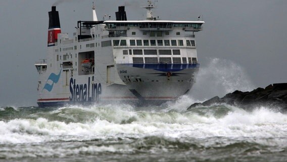 Auf der Ostsee vor Rostock-Warnemünde nimmt eine Scandinavien-Fähre aus Trelleborg (Schweden) kommend Kurs auf die Hafeneinfahrt. Das Orkantief Xaver sorgt für beeindruckenden Wellengang. Foto: Bernd Wüstneck/dpa Auf der Ostsee vor Rostock-Warnemünde nimmt eine Scandinavien-Fähre aus Trelleborg (Schweden) kommend Kurs auf die Hafeneinfahrt. Das Orkantief Xaver sorgt für beeindruckenden Wellengang. Foto: Bernd Wüstneck/dpa © dpa Foto: Bernd Wüstneck